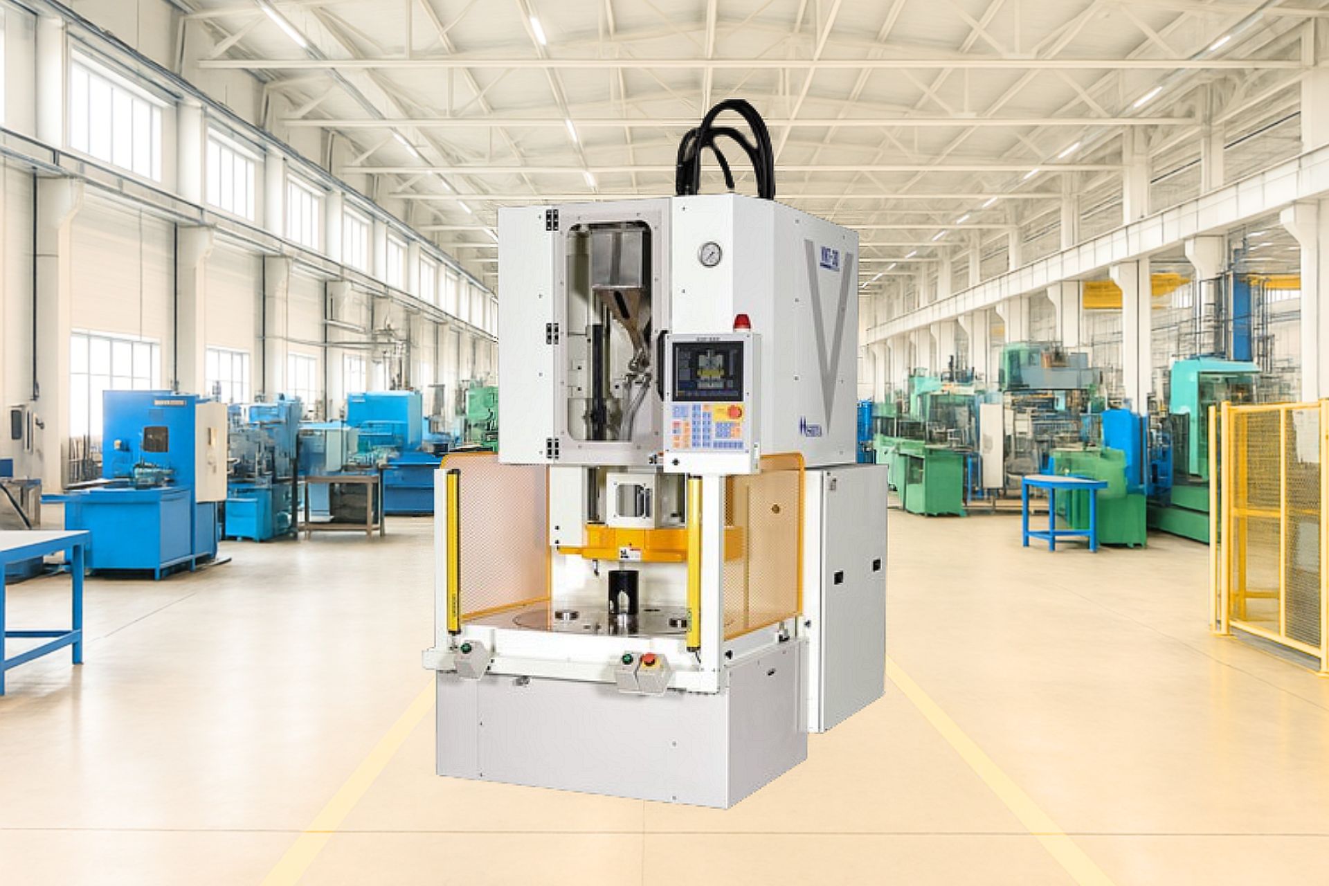 成形機を修理するスタッフ